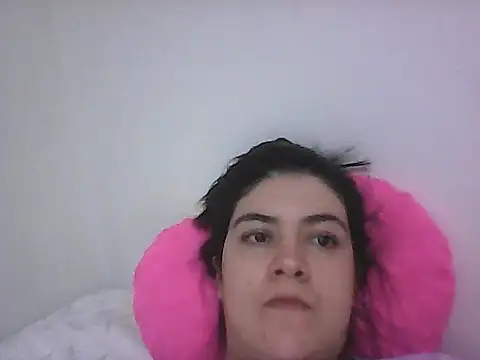 Snapshot of lauratobon chatting on 17, 6, 2026 lauratobon online show from 17, 6, 2026