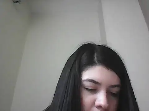 Snapshot of lauratobon chatting on 14, 11, 2025 lauratobon online show from 14, 11, 2025