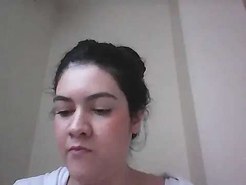 Snapshot of lauratobon chatting on 14, 10, 2025 lauratobon online show from 14, 10, 2025