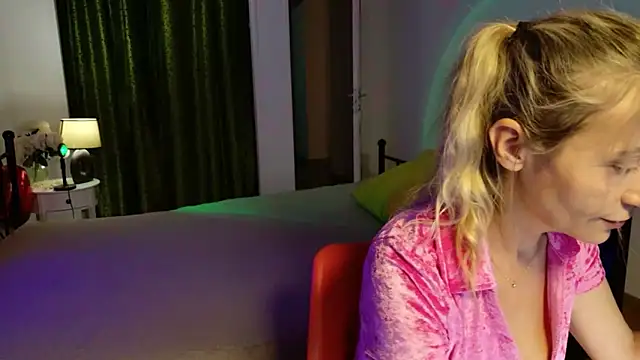 Snapshot of ZoeGrant chatting on 14, 5, 2026 ZoeGrant online show from 14, 5, 2026