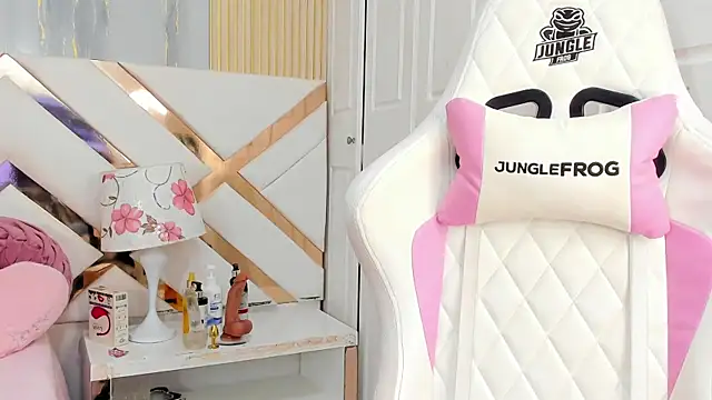 GianinaLewis online show from 18, 4, 2026