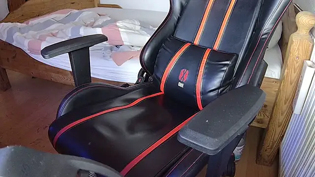 Snapshot of KmlBI26 chatting on 9, 4, 2026 KmlBI26 online show from 9, 4, 2026