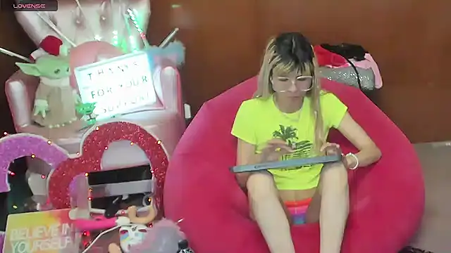 Snapshot of Skinygirl chatting on 23, 4, 2026 Skinygirl online show from 23, 4, 2026