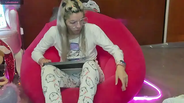 Snapshot of Skinygirl chatting on 11, 6, 2026 Skinygirl online show from 11, 6, 2026