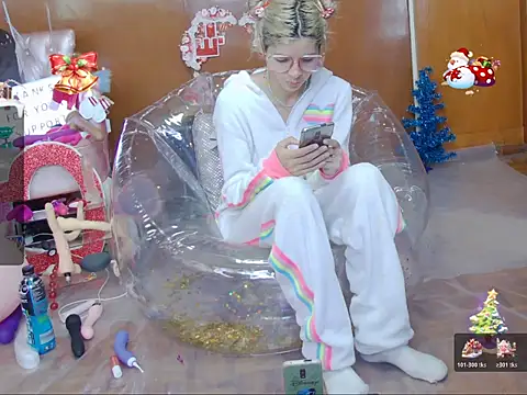 Skinygirl online show from 14, 12, 2025