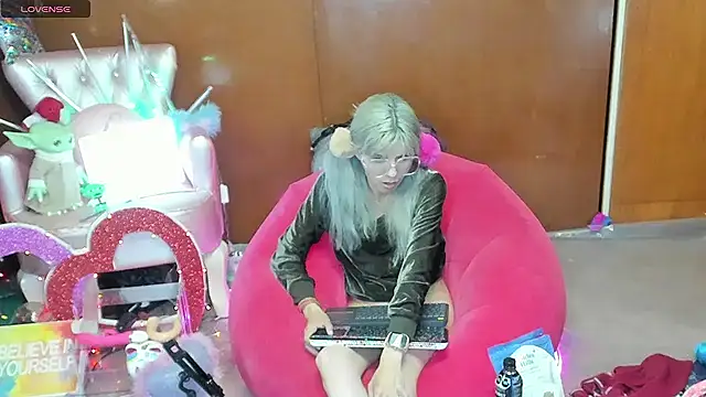 Snapshot of Skinygirl chatting on 15, 5, 2026 Skinygirl online show from 15, 5, 2026