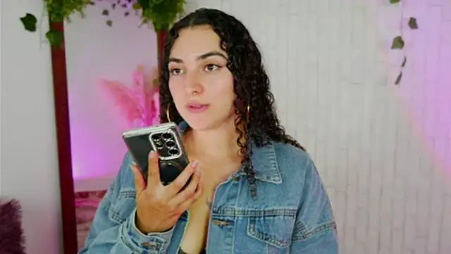Snapshot of merida_bell18 chatting on 27, 9, 2025 merida bell18 online show from 27, 9, 2025