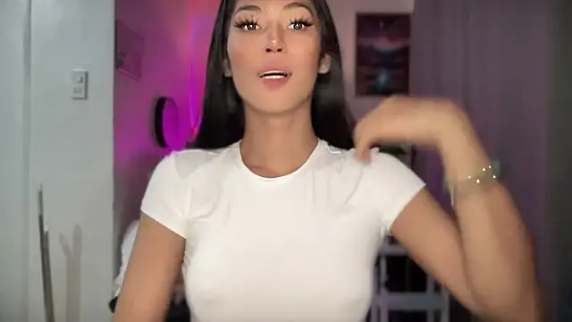 Snapshot of Bella_Gordon chatting on 4, 11, 2025 Bella Gordon online show from 4, 11, 2025