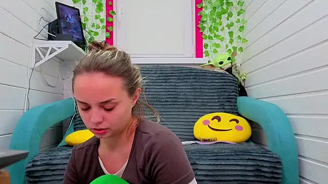 Misss Vikk online show from 1, 12, 2025