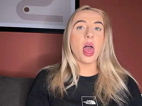 Snapshot of Strongqueen chatting on 9, 3, 2025 Strongqueen online show from 9, 3, 2025