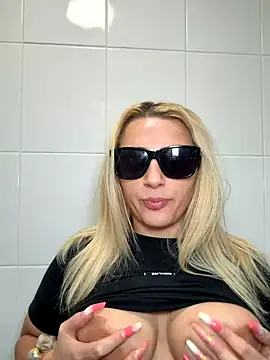 Snapshot of Strongqueen chatting on 20, 11, 2025 Strongqueen online show from 20, 11, 2025