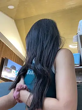 Snapshot of DaphneUwu chatting on 4, 12, 2025 DaphneUwu online show from 4, 12, 2025