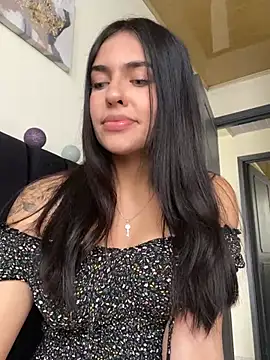 Snapshot of DaphneUwu chatting on 5, 1, 2025 DaphneUwu online show from 5, 1, 2025