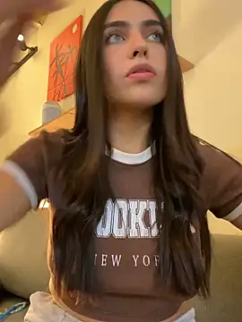 Snapshot of DaphneUwu chatting on 15, 10, 2025 DaphneUwu online show from 15, 10, 2025