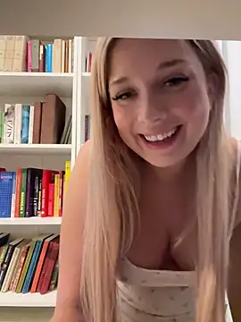 Snapshot of CherryAuroraa chatting on 19, 9, 2025 CherryAuroraa online show from 19, 9, 2025