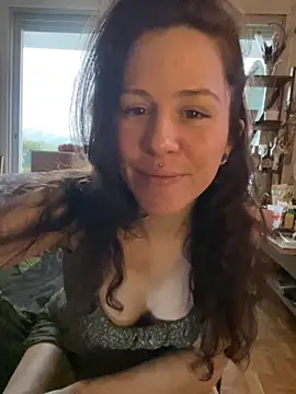 Snapshot of SuzieWanKenobi chatting on 21, 9, 2025 SuzieWanKenobi online show from 21, 9, 2025