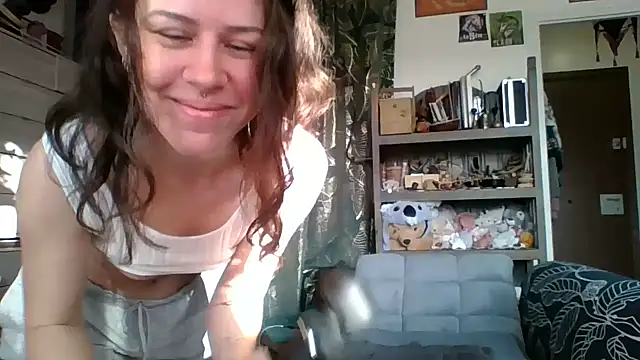 Snapshot of SuzieWanKenobi chatting on 4, 12, 2024 SuzieWanKenobi online show from 4, 12, 2024