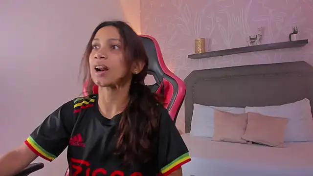 Snapshot of cora_22 chatting on 25, 10, 2025 cora 22 online show from 25, 10, 2025