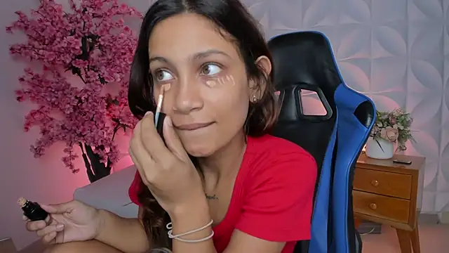 Snapshot of cora_22 chatting on 13, 11, 2025 cora 22 online show from 13, 11, 2025