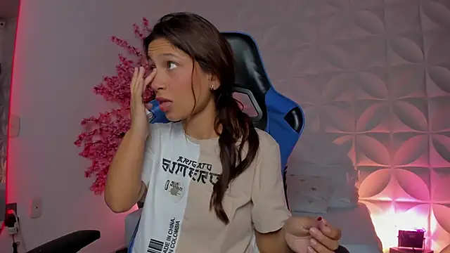 Snapshot of cora_22 chatting on 8, 11, 2025 cora 22 online show from 8, 11, 2025