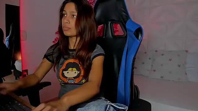 Snapshot of cora_22 chatting on 4, 11, 2025 cora 22 online show from 4, 11, 2025