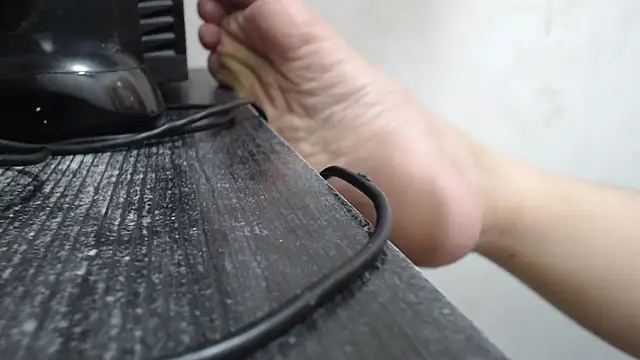 Snapshot of Laura_hottt chatting on 15, 11, 2025 Laura hottt online show from 15, 11, 2025