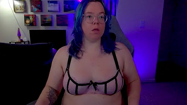 Snapshot of KiraSpitQueen chatting on 25, 5, 2026 KiraSpitQueen online show from 25, 5, 2026