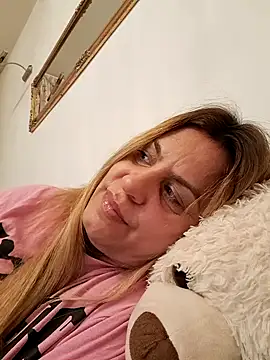 Snapshot of OliviaLewis chatting on 20, 2, 2025 OliviaLewis online show from 20, 2, 2025