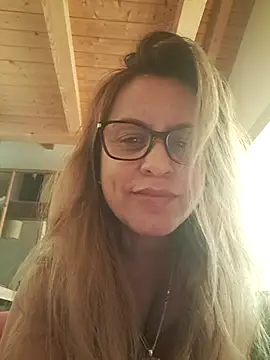 Snapshot of OliviaLewis chatting on 6, 11, 2025 OliviaLewis online show from 6, 11, 2025