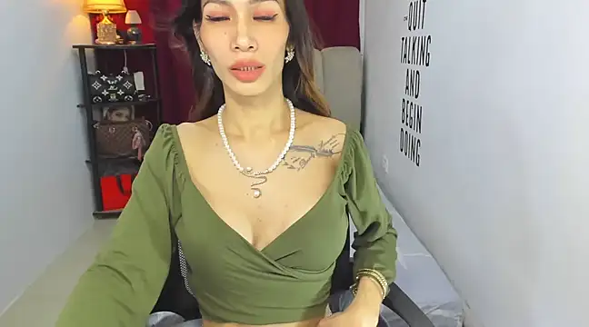 Snapshot of Trixie_Mattel21 chatting on 5, 3, 2025 Trixie Mattel21 online show from 5, 3, 2025