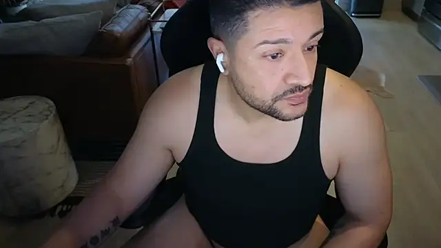 HungandThickLatin online show from 15, 12, 2025