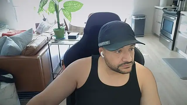 HungandThickLatin online show from 25, 11, 2025