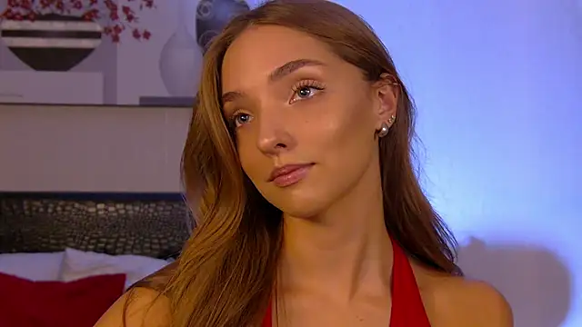 Snapshot of VirginieCruz chatting on 13, 10, 2025 VirginieCruz online show from 13, 10, 2025