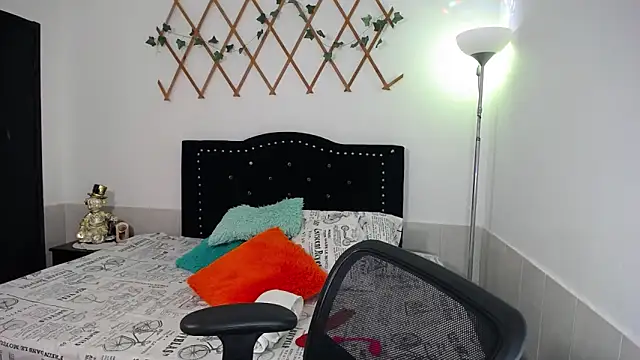 naughty girl 4u online show from 12, 2, 2026