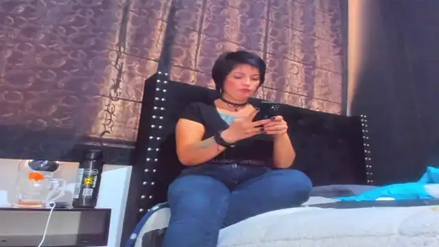 amareto queen online show from 9, 3, 2026