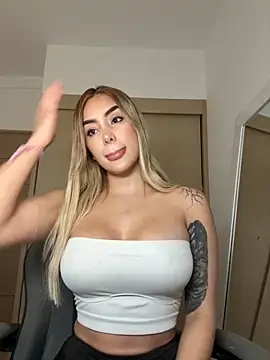 Snapshot of mi_suk11 chatting on 23, 10, 2025 mi suk11 online show from 23, 10, 2025