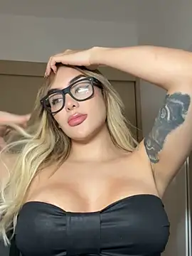 Snapshot of mi_suk11 chatting on 18, 10, 2025 mi suk11 online show from 18, 10, 2025