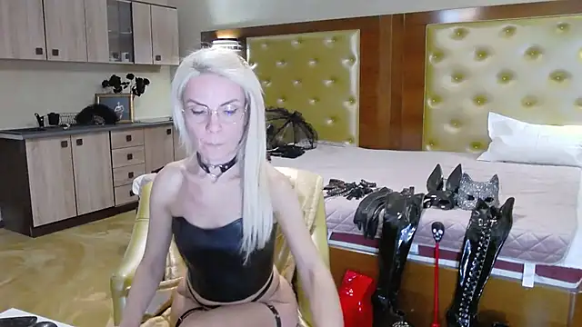 Snapshot of DomCaprisse chatting on 30, 10, 2025 DomCaprisse online show from 30, 10, 2025