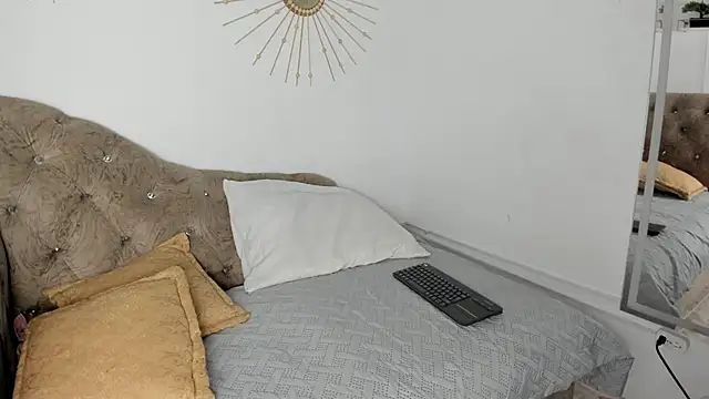 Naughty  Mom online show from 26, 2, 2025