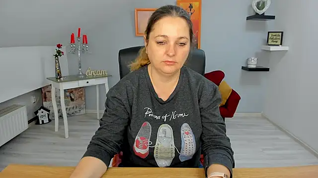 LollaGirl online show from 17, 3, 2025
