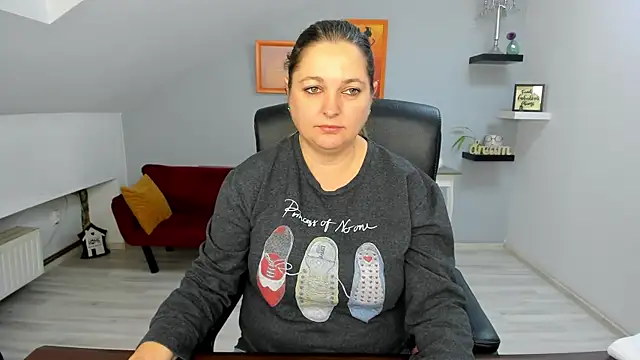 LollaGirl online show from 17, 12, 2025