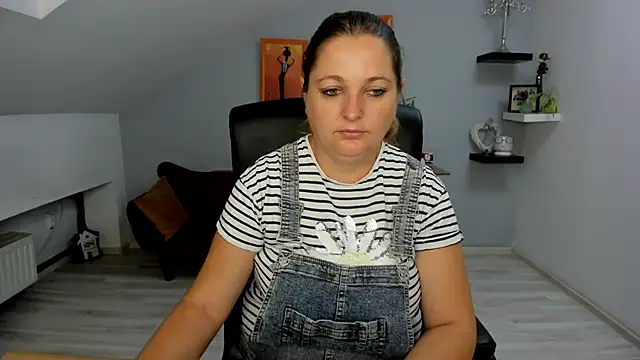 LollaGirl online show from 12, 9, 2025