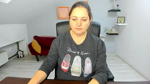 LollaGirl online show from 1, 12, 2025