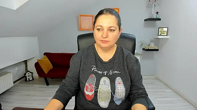 LollaGirl online show from 18, 12, 2025