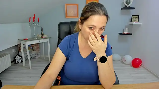 LollaGirl online show from 24, 2, 2025
