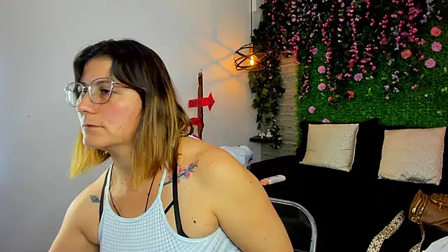 SarahDeyvis online show from 8, 11, 2025