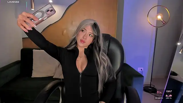 EveBensonX online show from 8, 10, 2025