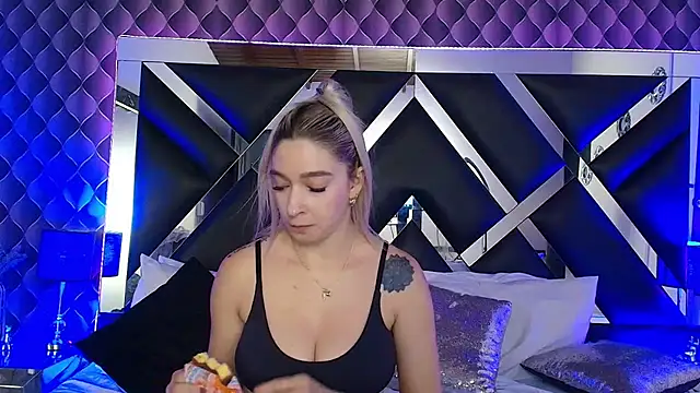 victoriaa lee  online show from 5, 11, 2025