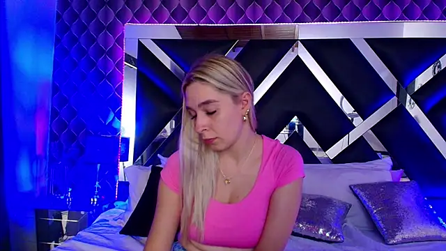 victoriaa lee  online show from 18, 10, 2025