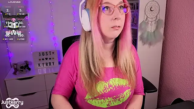 Snapshot of JustKerry chatting on 11, 11, 2025 JustKerry online show from 11, 11, 2025